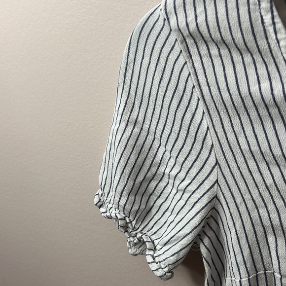 Classy Abercrombie & Fitch Top - Picture 3 of 5